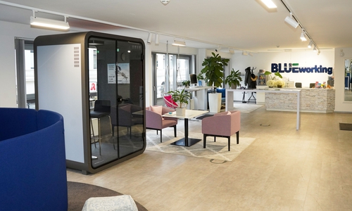 Empfang im OpenSpace: Es gibt sogar eine Telefonbox (links im Bild) für vertrauliche Gespräche.