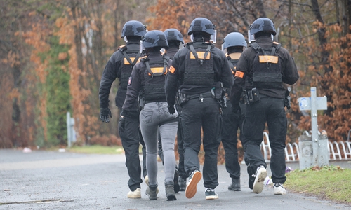 Die Spezialeinheit der Polizei war beim Einsatz in Salzgitter insbesondere an den Füßen überraschend unterschiedlich gekleidet.