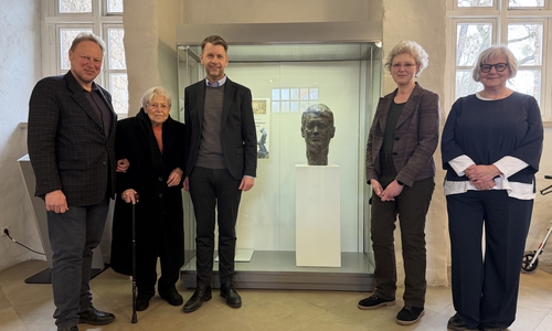 Margret Köhler (2. von links) war mit ihrem Sohn Dr. Michael Köhler (ganz links) und ihrer Tochter Christine Köhler-Riebau (2. von rechts) im Stadtmuseum, um die Bronzebüste ihres Mannes an Oberbürgermeister Dennis Weilmann (3. von links) und Museumsleiterin Monika Kiekenap-Wilhelm (ganz rechts) zu übergeben.