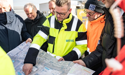 Björn Köllmann, Projektleiter Fernwärmeausbau bei der WEVG, erläutert die Pläne.