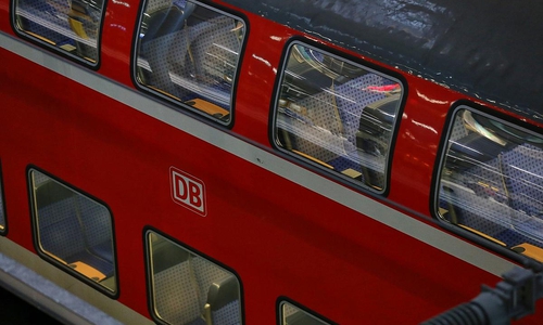 Regionalzug im Bahnhof (Archiv)