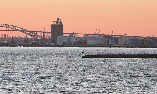 Industrieanlagen im Hafen von New York mit Öltanks (Archiv)
