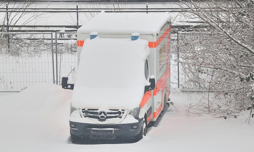 Rettungswagen im Schnee (Archiv)