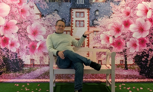 Museumsleiter Arne Homann lädt ein auf die rosa Bank im Schloss Salder.