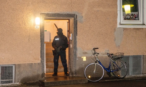 Ein Beamter bewachte den Eingang.