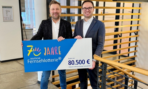 Stephan Masch, Repräsentant der DEUTSCHEN FERNSEHLOTTERIE & Helge Böttcher, Beauftragter für die Diakonie im Braunschweiger Land gGmbH bei der symbolischen Übergabe der Fördermittel in Braunschweig