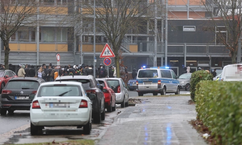Einige Schüler wurden aus dem Gebäude gebracht.