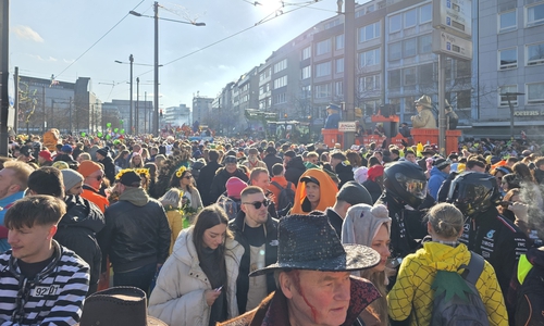 Viele Zuschauer kamen in ideenreichen Kostümen in die Innenstadt.