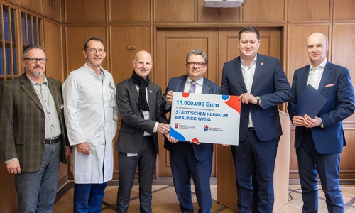 Das Städtische Klinikum Braunschweig nimmt den Fördermittelbescheid mit der Zusicherung von weiteren Finanzmitteln i. H. v. 1 5 Millionen Euro entgegen. (v. l. n. r.) Pflegedirektor Rick Pieger, Ärztlicher Direktor Prof. Thomas Gölsing, Geschäftsführer Sascha Altendorf, Minister für Soziales, Arbeit, Gesundheit und Gleichstellung Dr. Andreas Philippi, Oberbürgermeister Dr. Thorsten Kornblum, Erster Stadtrat und Aufsichtsratsvorsitzender der Städtisches Klinikum Braunschweig gGmbH Christian Geiger.