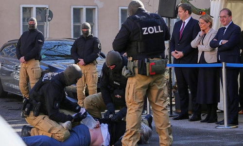 Lars Klingbeil, Stefanie Hubig und Alexander Dobrindt bei einer praktischen Einsatzvorführung durch Spezialkräfte des Zolls am 25.02.2025