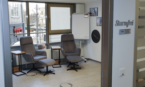 Für ein entspanntes Meeting mit Blick auf den Friedrich-Wilhelm-Platz bietet sich der Konferenzraum 
