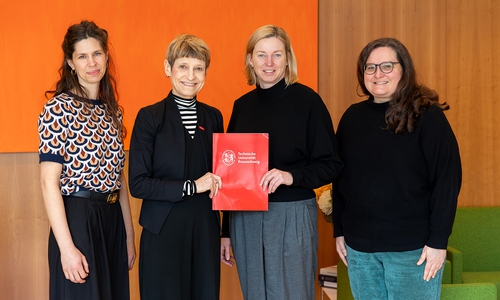 Franca Özkan (Antidiskriminierungsstelle Braunschweig), Prof. Angela Ittel (Präsidentin TU Braunschweig), Kersten Hartmann-Moos (VHS Braunschweig) und Theresa Wegner (stellvertretend für Anouk Almstedt, TU Braunschweig / Strategische Hochschulentwicklung) (v. li.).