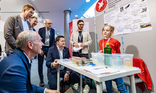 Auch Braunschweigs Oberbürgermeister Dr. Thorsten Kornblum (Mitte kniend) überzeugte sich von den Forschungsergebnissen.