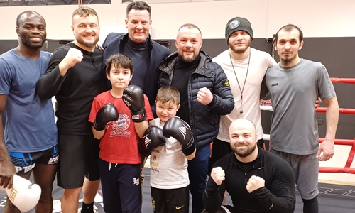 Mitglieder des Boxclubs Gifhorn, Mitte Gifhorns Bürgermeister Matthias Nerlich, rechts daneben Andreas Strom, 1. Vorsitzender des Boxclubs.