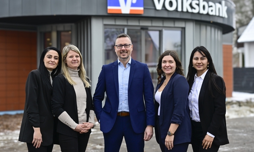  Das Team der Volksbank BRAWO in Lengede lädt zum Tag der öffnen Tür am 7. Februar 2026 ein: Cigdem Batuk, Christin Scherger, Marcel Lang (Filialverbundleiter), Meike Peschelt und Alejandra Garcia.