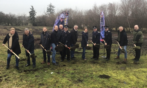 Lachende Gesichter beim ersten Spatenstich durch Politik, Verwaltung, Feuerwehr und Planungsbüro.
