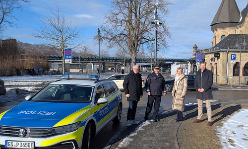 Oberbürgermeisterin Urte Schwerdtner (2. v. re.) und der Leiter der Polizeiinspektion Goslar, Rodger Kerst (2. v. li.), nehmen zusammen mit dem Fachdienstleiter für Sicherheit und Ordnung der Stadt Goslar, Tim Meißner (li.), und Sven Busse, Geschäftsbereichsleiter Bildung, Kultur und Ordnung der Stadt Goslar (re.), die Videoüberwachungsanlage am Bahnhof in Augenschein.