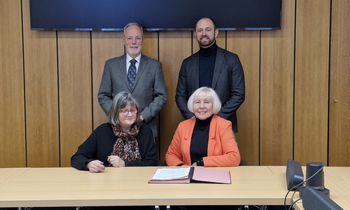 Bestätigten per Unterschrift die neue Partnerschaft: Henning Konrad Otto (li.), Malte Schneider, Heike Winschewski (vo. li.) und Sabine Siegmund.