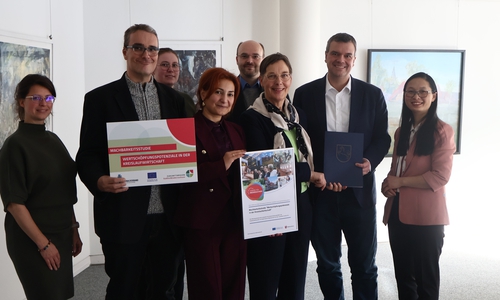 Übergabe der Förderbescheide im Kreishaus (von links): Sandra Lindemann ((Regionalmanagerin Zukunftsregion SüdOstNiedersachsen), Dr. Daniel Tomowski (WiReGo), Paula Burfeind (TU Clausthal), Prof`in Dr. Ani Melkonyan-Gottschalk (Department Sustainable Industrial Ecosystems an der TU Clausthal), Dr. Kais Rasenack (TU Clausthal), Landesbeauftragte Dr. Ulrike Witt, Landrat Dr. Alexander Saipa und Phuong Dang-Böttcher (Koordinatorin Zukunftsregionen beim Landkreis Goslar).   