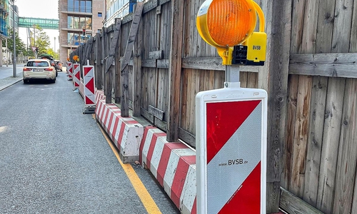 Leitbaken an einem Baustellenzaun (Archiv)