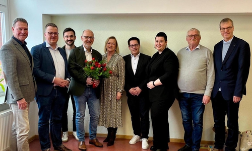 Jens Drake( mit Blumenstrauß) nach seiner Wahl mit Wegbleiter:innen (von links) Dr. Peter Abramowski, Jan Schröder, MdL, Malte Scheffler, Dunja Kreiser, Martin Albinus, Julia Perkowski, Burkhard Wittberg und Detlef Kaatz. 