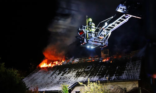 Die Einsatzkräfte bei Beginn des Einsatzes auf der Drehleiter.