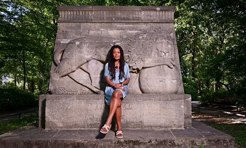Künstlerin Patricia Kaersenhout vor dem Kolonialdenkmal Braunschweig.