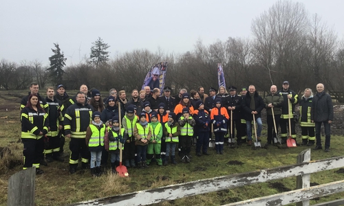 Dutzende Mitglieder der Kinder- und Jugendfeuerwehr Winnigstedt waren gekommen, um beim ersten Spatenstich dabei zu sein.