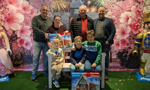 Freuten sich mit Museumsleiter Arne Homann (hinten 1. v. re.) über die Geschenke: Christian Reyers mit Philipp und Henning sowie Monja und Klaus Rohner mit Jake.