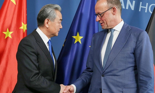 Wang Yi und Friedrich Merz (Archiv)