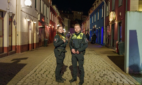 Michelle Mau (31) und Kenneth Luft (31) von der Polizei Braunschweig in der Bruchstraße.