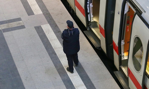 Schaffner bei der Deutschen Bahn (Archiv)