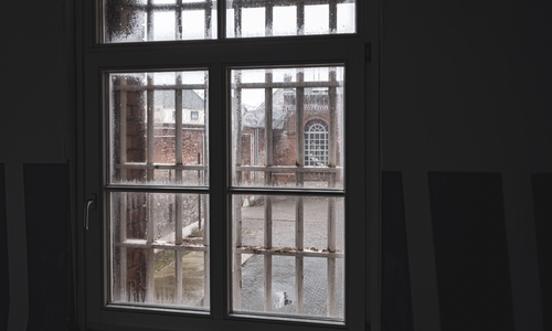 Der Blick nach draußen ging nur durch Gitter. 