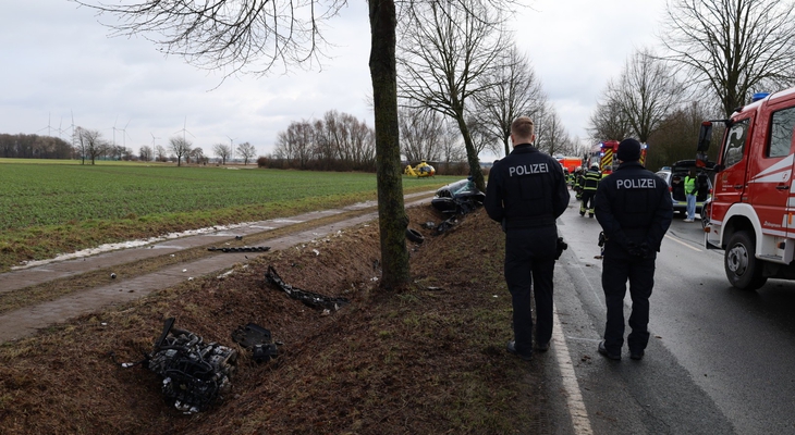 Tödlicher Unfall im Kreis Peine: Auto war gegen Baum gekracht