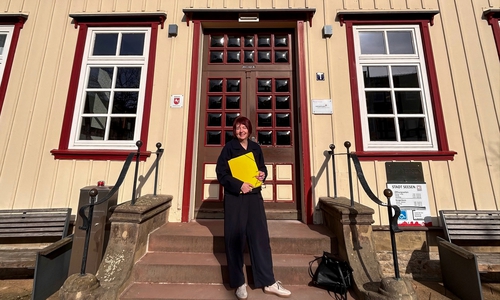 Anja Morell hält vor dem Seesener Rathaus die Unterstützer-Unterschriften in der Hand.