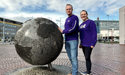 Julia Nehring und Sebastian Timm vor der Weltkugel am Rathaus Salzgitter Lebenstedt. Symbol für paritätische Politik, Pragmatismus und europäische Vernetzung.