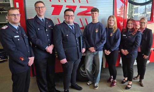 Bürgermeisterin Karin Single (rechts) mit Samtgemeindejugendfeuerwehrwart Stefan Böttger, stellvertretender Samtgemeindebrandmeister Niko von Köckritz, stellvertrtender Samtgemeindejugendfeuwart Fabian Weidmann, den Jugendsprechern Malte Niebuhr und Thessa-Mia Schewe sowie der stellvertretenden Samtgemeindejugendfeuerwehrwartin Elena Klann (v.l.).
