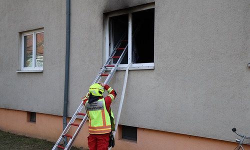 Die Einsatzkräfte stiegen durch ein Fenster in die betroffene Wohnung ein. 