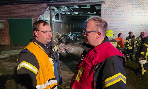 Michael Mühe (li.), Einsatzleiter und Ortsbrandmeister Feuerwehr Hagen-Mahnburg und Holger Krebs (re.), Ortsbrandmeister Feuerwehr Knesebeck bei einer Lagebesprechung.