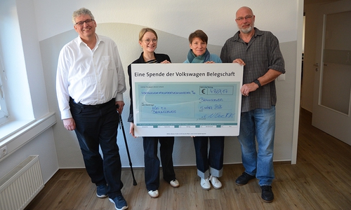 Noch ein leerer Raum aber bald der neue Empfang. Symbolische Scheckübergabe an Köki: Marc Burkhardt (Vorstandsvorsitzender Köki e.V.), Valentina Eze (Personal Werk Braunschweig, Christine Ifftner (Geschäftsführerin Köki e.V.) und Marco Drescher (v. li.).