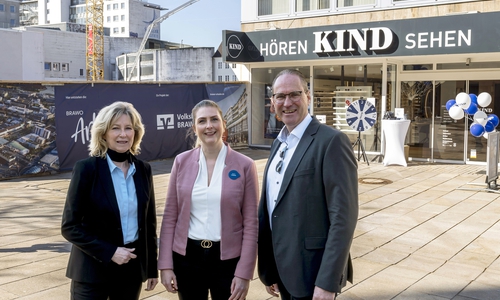 Claudia Kayser (Volksbank BRAWO, links), Kerstin Lüdecke und René Wolfert (beide KIND GmbH & Co. KG) freuen sich, dass das Fachgeschäft KIND künftig ein Teil der BRAWO Arkaden wird.