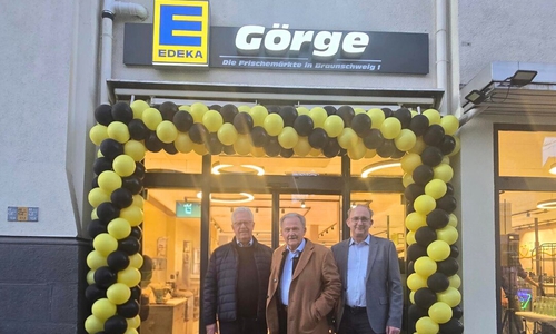 v.l. Objektverwalter Jörg-Uve Hübscher und die Geschäftsführenden Gesellschafter Otto Görge und Matthias Görge freuen sich über die Wiedereröffnung in der Kastanienallee.