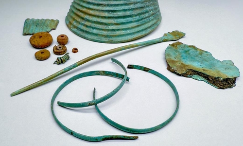 Depotfund von Ahlum (1500–1300 v. Chr.): Auswahl an Funden, Halskragen und Fragmente, Bernsteinperlen, Lockenspirale, Nadelfragmente und Fragmente einer Armspirale.