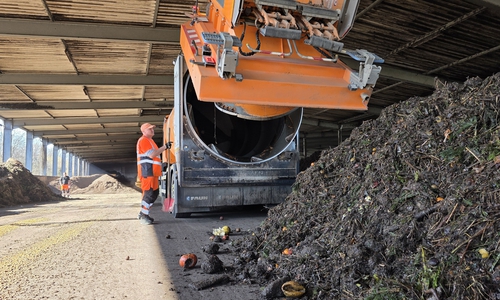 Der Inhalt des Müllfahrzeugs wird in der Rottehalle abgeladen.