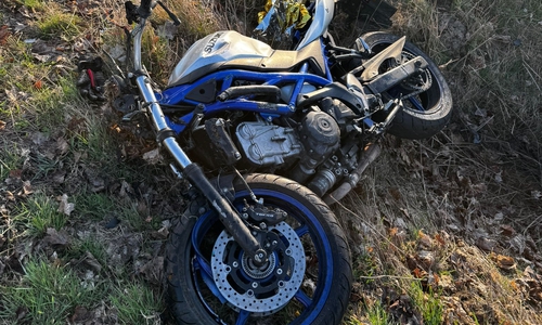 Das Motorrad kam in einem angrenzenden Feld zum Liegen.