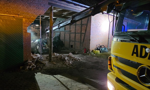 Ein Baum wurde als Behelfsstütze in Stellung gebracht.