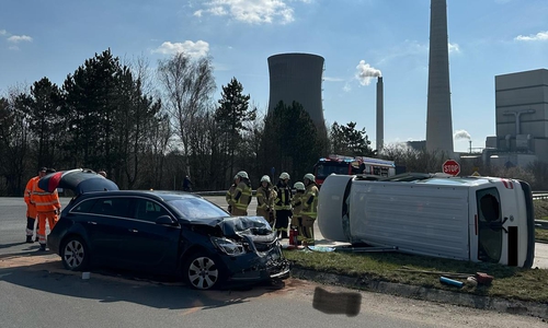 Bei einem der beiden Unfälle auf der B244 bei Buschhaus waren zwei Fahrzeuge kollidiert.