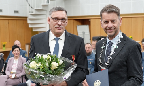 Oberbürgermeister Dennis Weilmann übergab die Urkunde an Mike Kelpin.