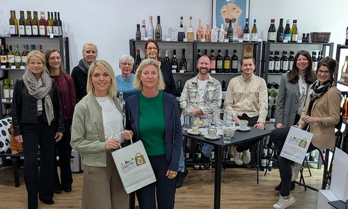 Die Eventreihe wird fortgesetzt. Darüber freuen sich neben Oberbürgermeisterin Urte Schwerdtner (hinten, li.), Anna-Sophie Busse-Pietrzynski, Innenstadtmanagerin der Stadt Goslar, und Marina Vetter (hinten, 2. v. li.), Geschäftsführerin der GMG, die beiden Initiatoren der Aktion Dorothee Pfannenschmidt (vorne von li.) von der Parfümerie & Kosmetik Bellissima Goslar sowie Sabine Fembacher von Belvino Weine & Feinkost Goslar, zusammen mit den anwesenden Gewerbetreibenden.