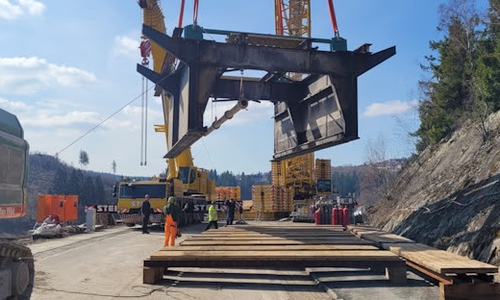 Der 140 Meter hohe Kran hat das erste Stück der Bramkebrücke ausgehoben (Foto vom 23. März).